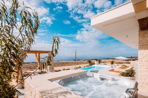 Outdoor spa tub