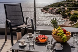 Outdoor dining - Villa Amorpha with Pool (Nerežišća)
