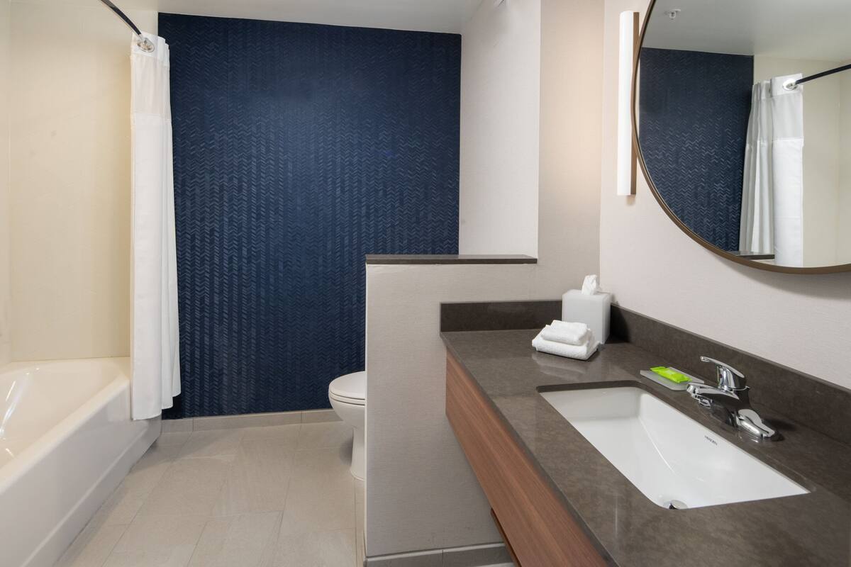 Une salle de bain moderne avec une baignoire, des toilettes et un lavabo.