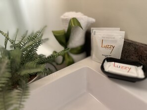 Perlengkapan mandi gratis, pengering rambut, handuk, dan sabun