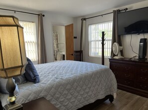 2 bedrooms, desk, WiFi, bed sheets
