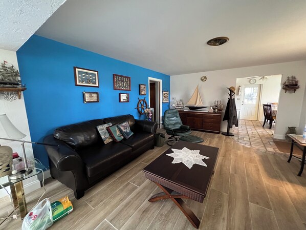 Smart TV, fireplace, books, stereo