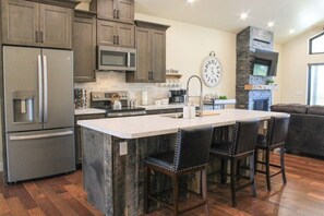 Een koelkast, een microgolfoven, een oven, een kookplaat