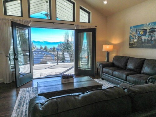 Lakeside Breeze, with hot tub!