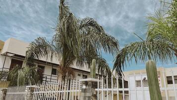 Vista frontal de la propiedad