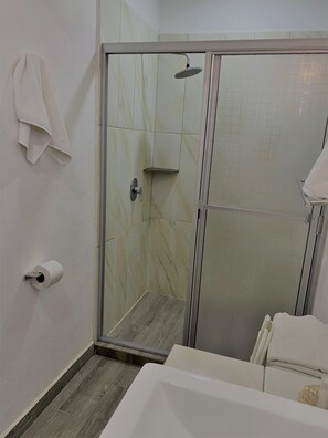 ห้องทริปเปิล | ห้องน้ำ | ฝักบัว, ไดร์เป่าผม, ผ้าเช็ดตัว, สบู่