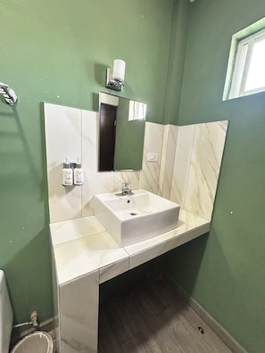 Chambre Double | Salle de bain | Douche, sèche-cheveux, serviettes fournies, savon