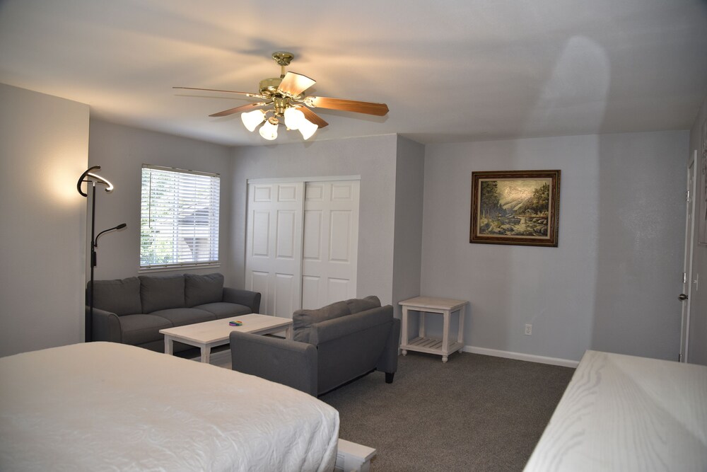 Breathtaking LakeFront, long term rental only, 210 dollars a day, 30