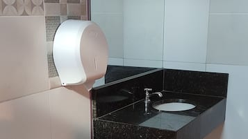Comfort Triple Room | Bathroom | Shower, rainfall showerhead, towels