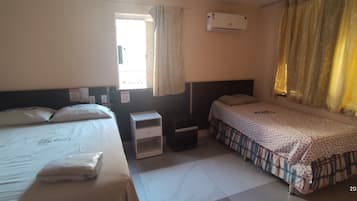 Quarto triplo conforto | Edredons de pluma, camas com colchões pillow-top, frigobar