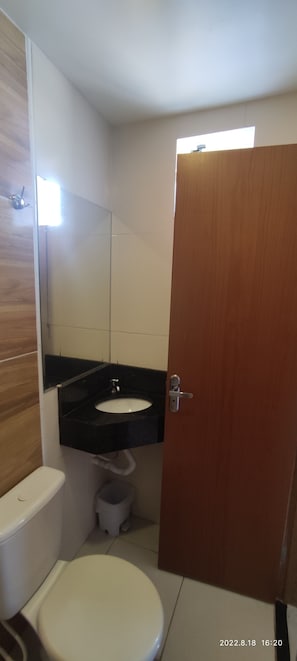 Comfort Double Room | Bathroom | Shower, rainfall showerhead, towels - Hotel Madu (Manaus)