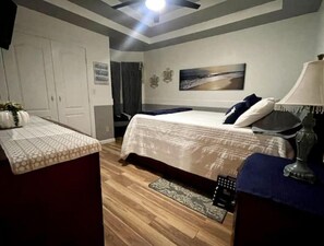 3 quartos, ferros/tábuas de passar roupa, berço de viagem