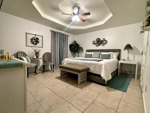 3 habitaciones, tabla de planchar con plancha y cuna de viaje 