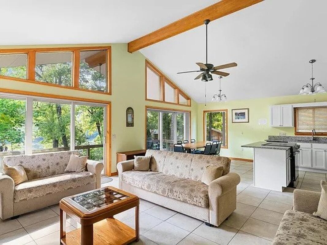 Perfect For Family Getaway Trip!Rustic Cabins with Modern Amenities on the Lake!
