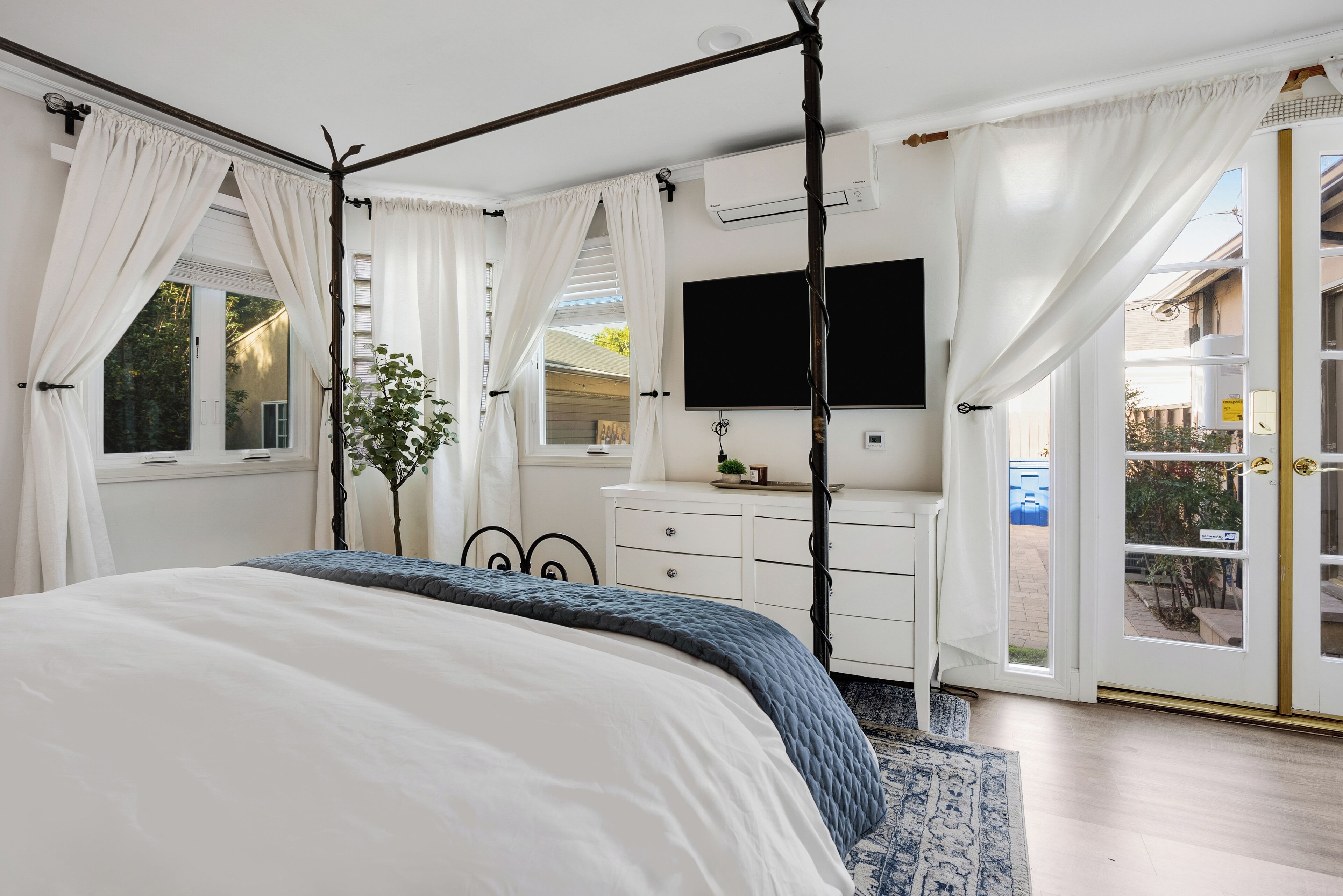 2 habitaciones, tabla de planchar con plancha y cuna de viaje 