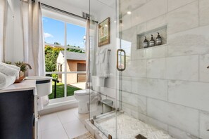 Douche, sèche-cheveux, serviettes fournies, savon