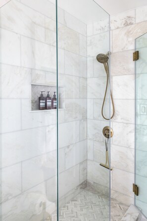 Regadera, secadora de cabello, toallas, jabón 