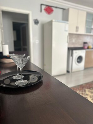 Classic Apartment | Living area | 32-inch TV with digital channels - Mertcan Pansiyon (Karabük)