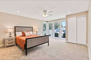 4 bedrooms, iron/ironing board, travel crib, WiFi - Stunning Golf Course Retreat 4BR Home (Eagle)