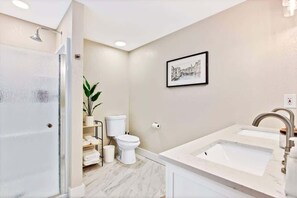 Tina con regadera, secadora de cabello, toallas 