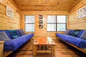 Een televisie en een open haard