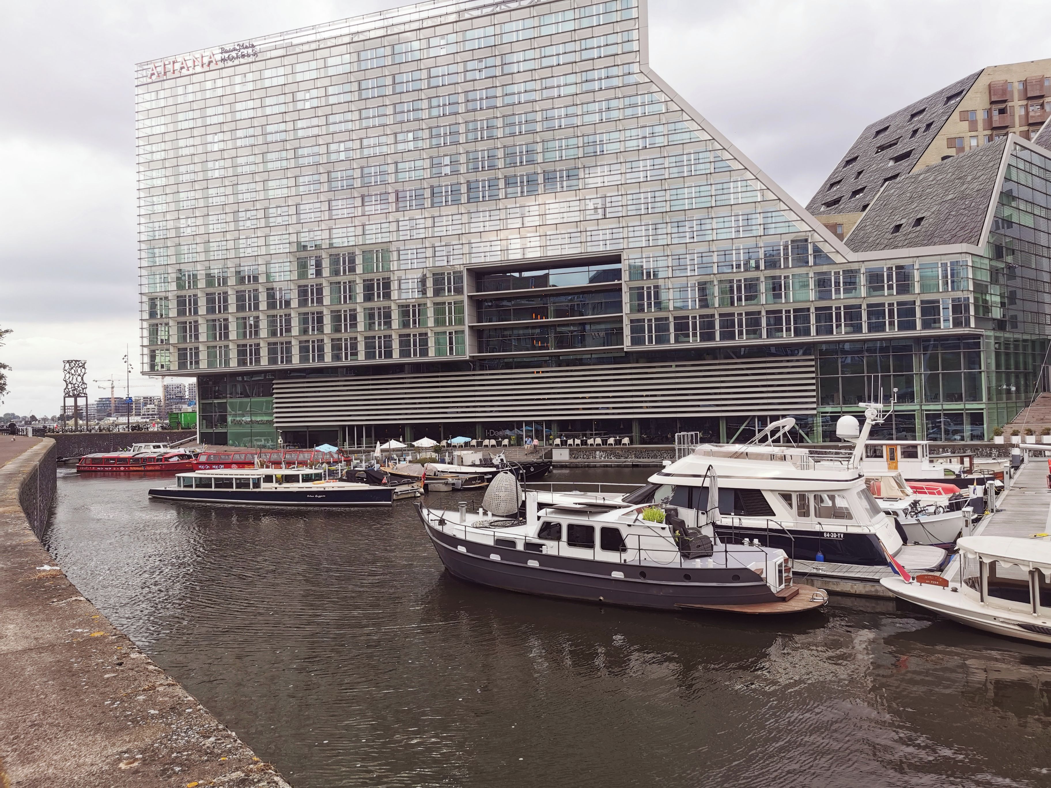 Ein modernes Gebäude mit Glasfassade und Blick auf das Wasser.
