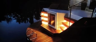 Unique houseboat with Sauna @ walking distance historic center of Amsterdam. 