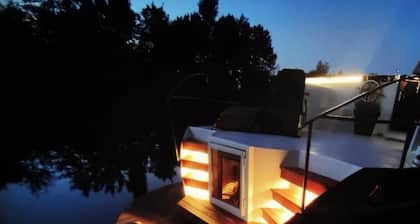 Unique houseboat with Sauna @ walking distance historic center of Amsterdam.