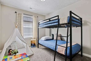 4 chambres, fer et planche à repasser, lit de bébé portatif, Wi-Fi