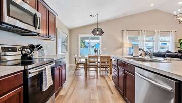 Fridge, microwave, stovetop, dishwasher