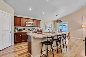 Frigorífico, microondas, placa de cocina y lavavajillas