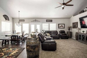 TV, bøker og kontorer