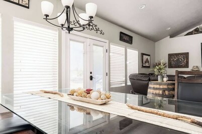 Spacious Retreat for over 32 Parking, Horse Stalls