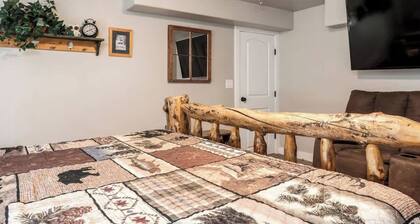 Spacious Retreat for over 32 Parking, Horse Stalls