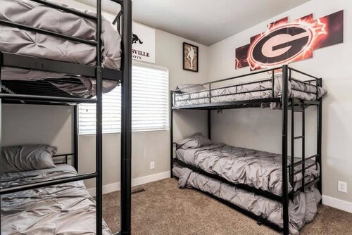 Spacious Retreat for over 32 Parking, Horse Stalls