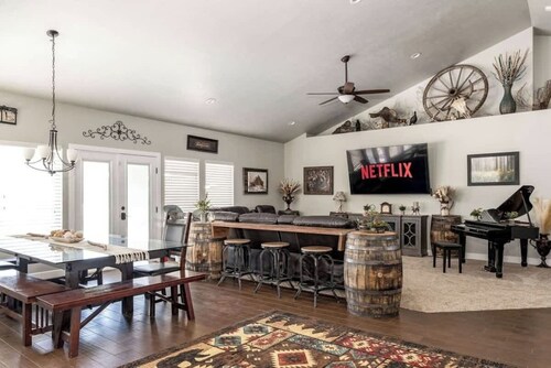 Spacious Retreat for over 32 Parking, Horse Stalls