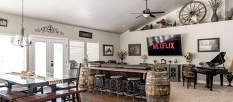 Spacious Retreat for over 32 Parking, Horse Stalls