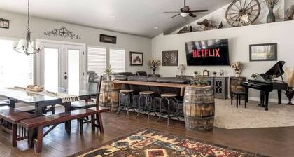 Spacious Retreat for over 32 Parking, Horse Stalls
