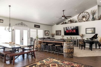 Spacious Retreat for over 32 Parking, Horse Stalls