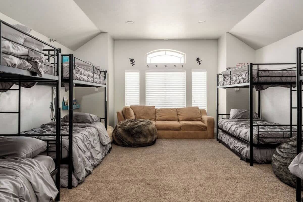 6 chambres, fer et planche à repasser, lit de bébé portatif, Wi-Fi