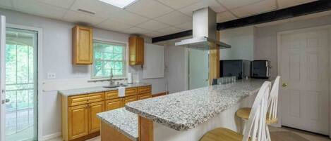 Microondas, horno, placa de cocina y cafetera o tetera