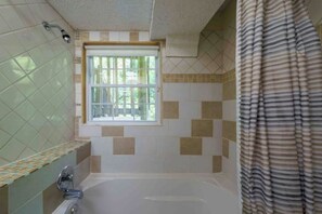 Towels, soap, shampoo, toilet paper - Azalea Place (Stone Mountain)