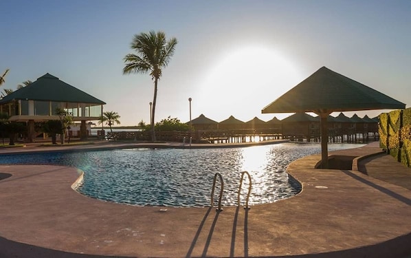 2 albercas al aire libre 