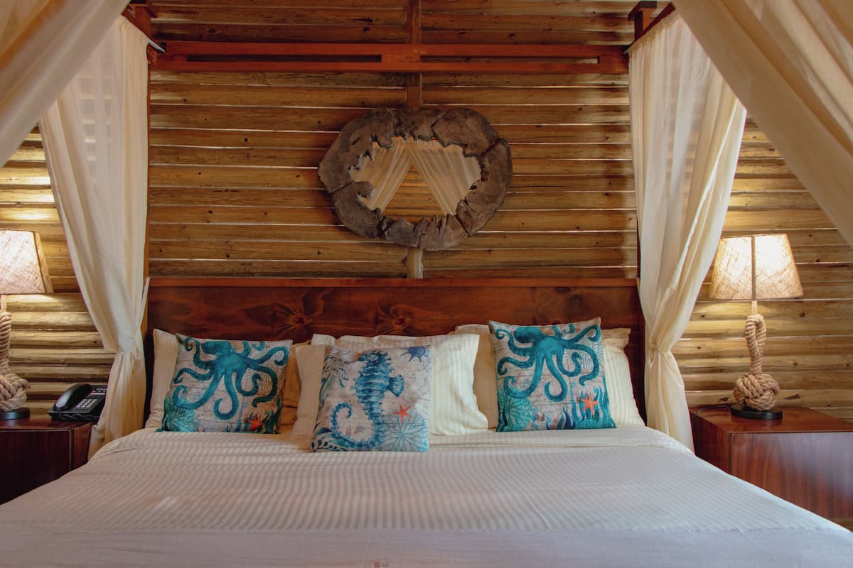 Chambre Simple Supérieure, 1 très grand lit, terrasse, vue baie | Articles gratuits dans le mini-bar, coffres-forts dans les chambres