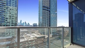 Un immeuble de grande hauteur doté d’une façade en verre et offrant une vue sur le paysage urbain.
