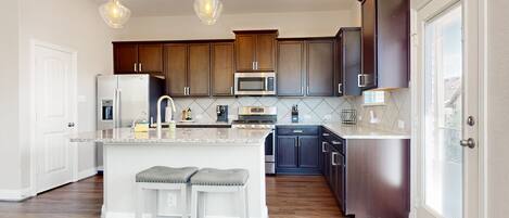 ثلاجة، ميكروويف، فرن، موقد طهي مسطح