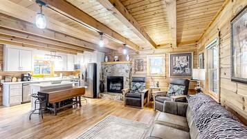 Televisión y chimenea