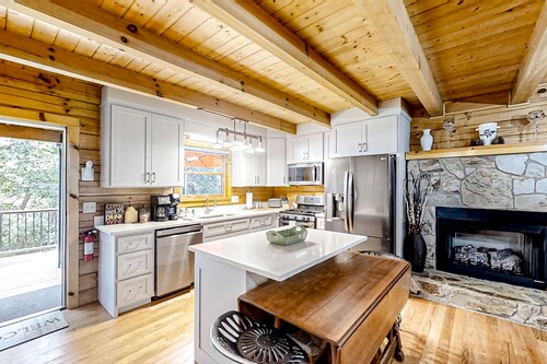 Mountain cabin with private hot tub, on-site creek, firepit & wildlife sightings