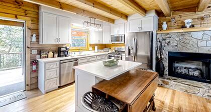 Mountain cabin with private hot tub, on-site creek, firepit & wildlife sightings