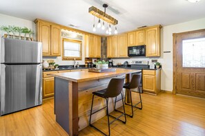 ثلاجة، ميكروويف، ف�رن، موقد طهي مسطح